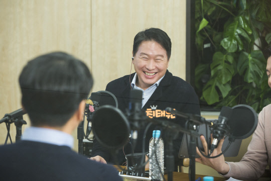 최태원 SK그룹 회장이 작년 12월 서울 서린동 SK 서린빌딩에서 '보이는 라디오' 형식의 99차 행복토크를 하고 있다.  <SK그룹 제공>